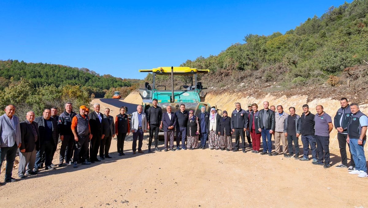 Köyün asfaltını Sebahat teyze attı