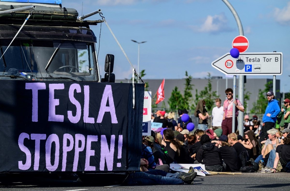 Fabrikanın genişleme planının onaylanmasının ardından çevreci protestolar patlak verdi.