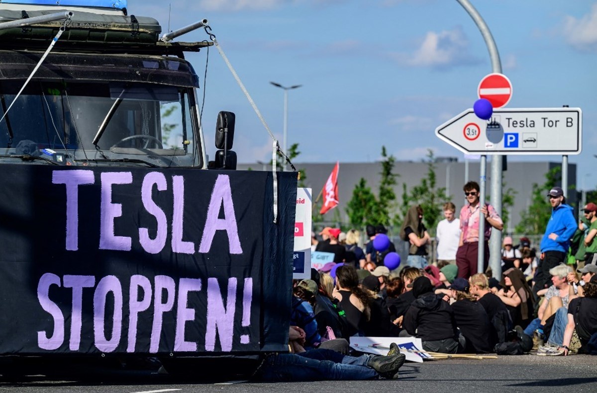 Fabrikanın genişleme planının onaylanmasının ardından çevreci protestolar patlak verdi. Fabrikanın genişleme planının onaylanmasının ardından çevreci protestolar patlak verdi.