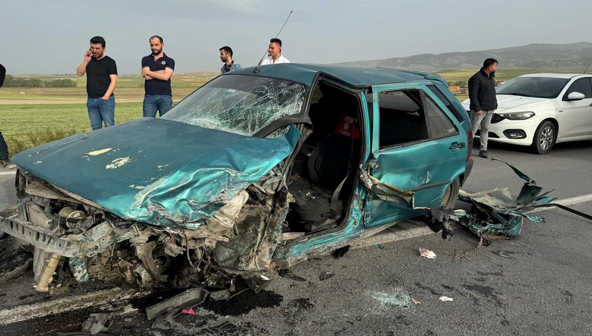 İki otomobil kafa kafaya çarpıştı: Sürücüleri yaralandı İki otomobil kafa kafaya çarpıştı: Sürücüleri yaralandı
