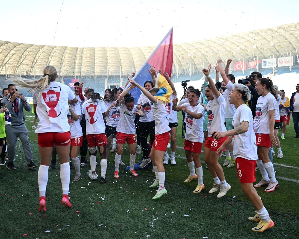 Kadınlar Süper Ligi'nde şampiyon olan ABB Fomget'ten Fenerbahçe'ye gönderme - 5