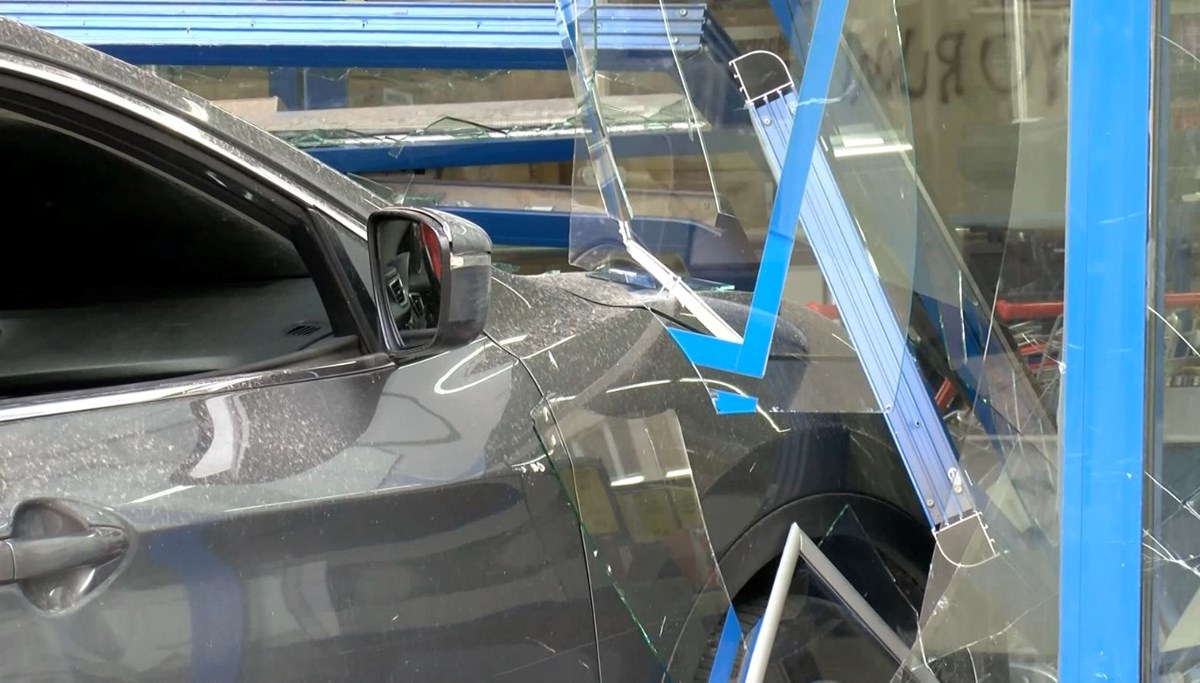 Ataşehir'de cip markete girdi: 2 kişi yaralandı Ataşehir'de cip markete girdi: 2 kişi yaralandı