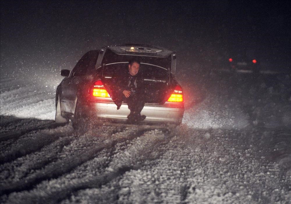 Зима ноябрь. Смешные приколы про зиму. Я зимой ожидание реальность. Машина ночью на дороге зимой. Я зимой приеду.