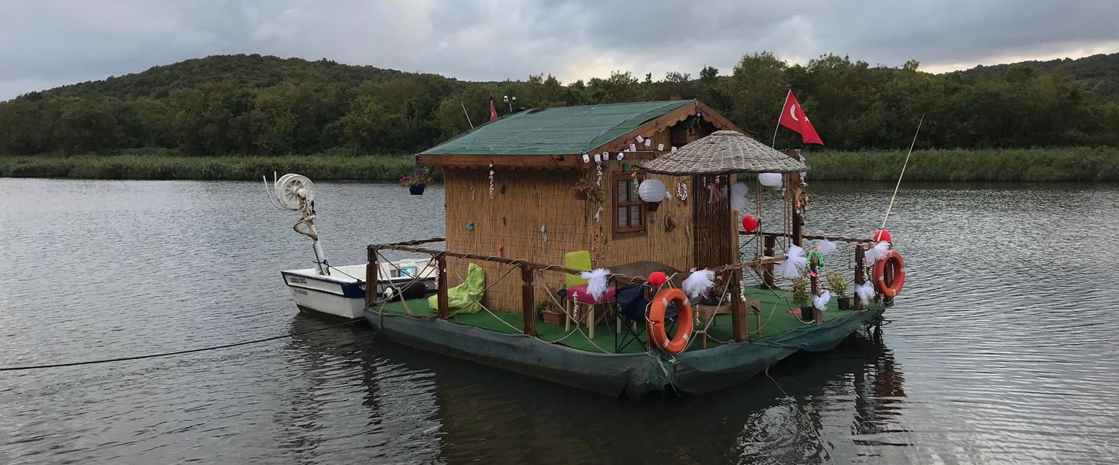 Riva�da yüzen ev ilgi odağı oldu NTV