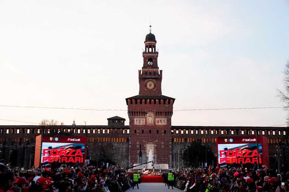 Formula 1'de Yeni Çağ Başlıyor: Hamilton ve Leclerc, 35 Bin Kişilik Dev Gösteriyle Coşturuyor 75 C573ieVCQEKIQ1Q7JrNwbw