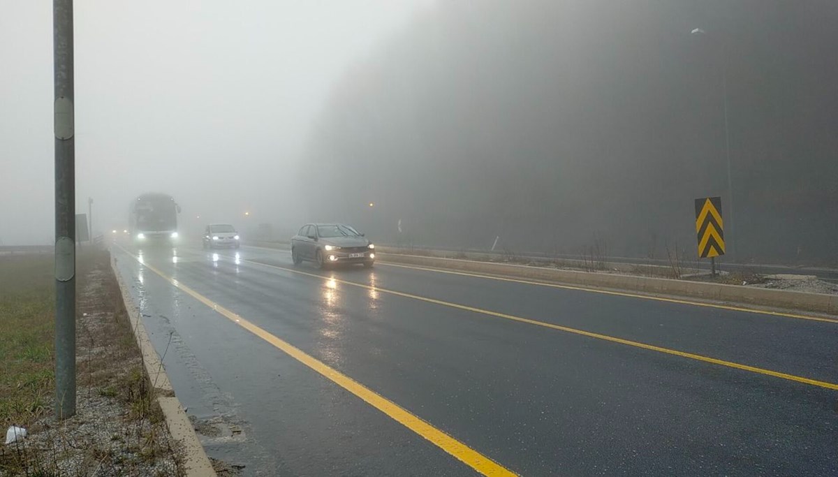 Bolu Dağı'ndaki görüş mesafesine sis ve sağanak engeli Bolu Dağı'ndaki görüş mesafesine sis ve sağanak engeli