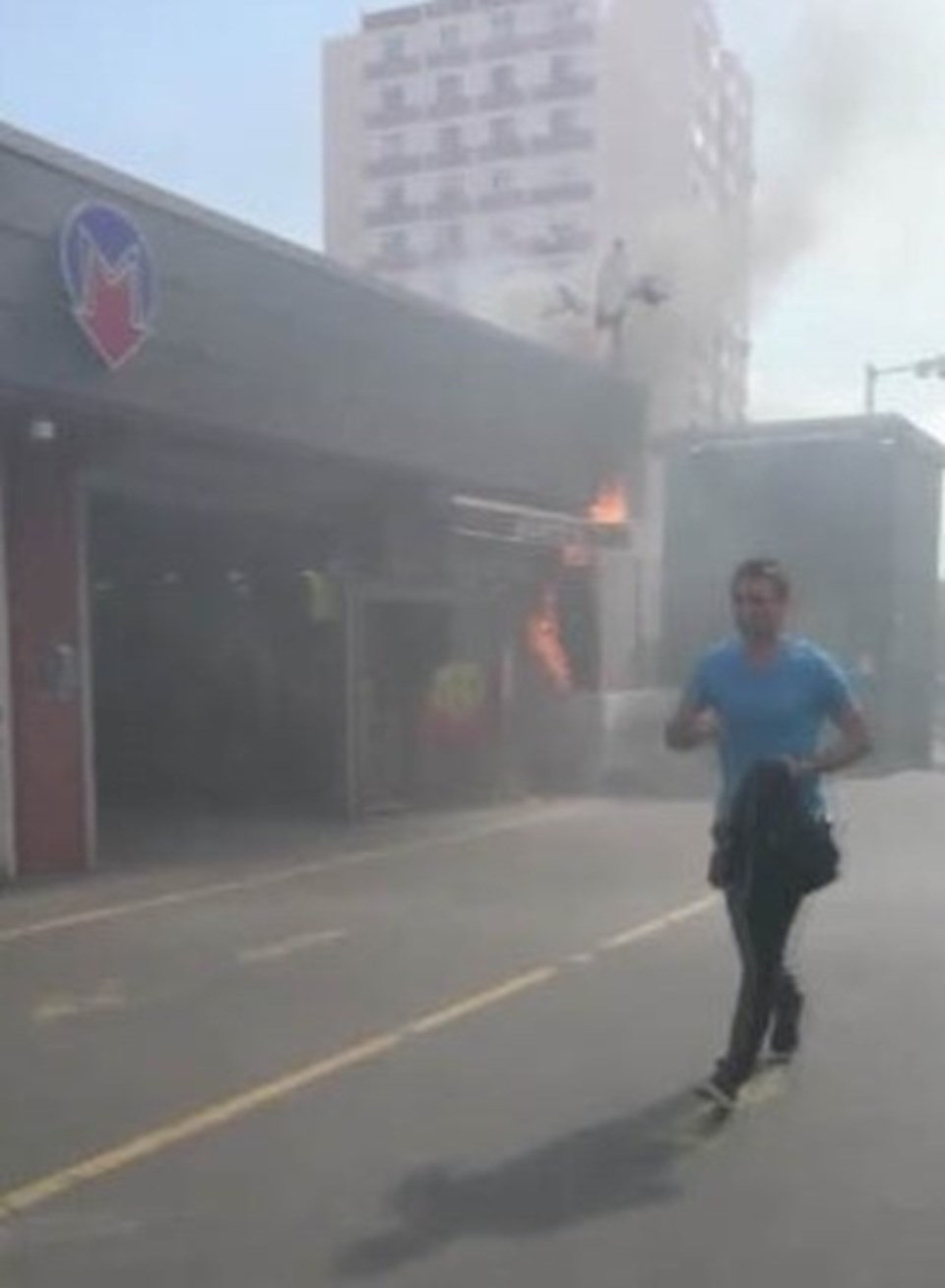 İstanbul'da metro istasyonu girişindeki büfede yangın - 2