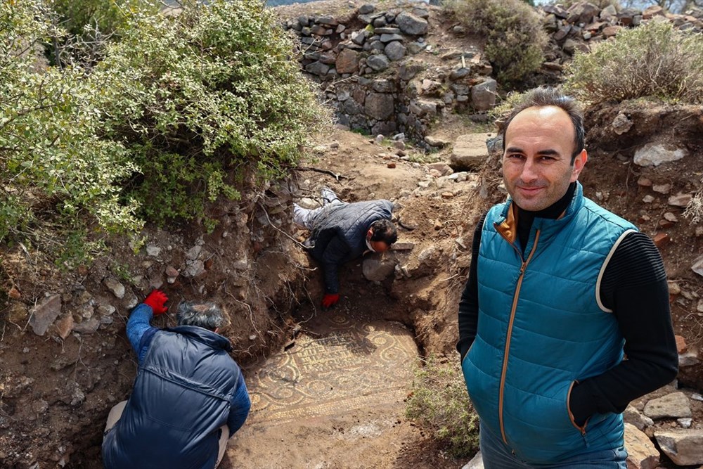 İzmir'de kaçak kazı sırasında manastır ve 1500 yıllık mozaik bulundu - 21