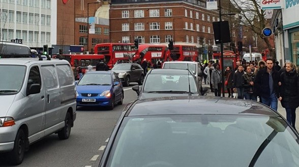 Londra'da ter�r ba�lant�l� sald�r�: Yaral�lar var