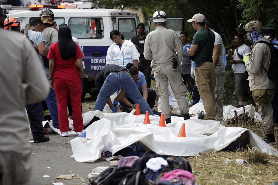 Honduras'ta otobüs köprüden düştü: Çok sayıda ölü ve yaralı var - 2