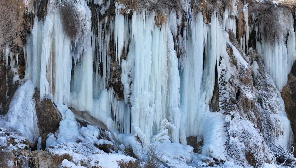 Buz tutan Girlevik Şelalesi'nde 2 metrelik buz sarkıtları oluştu