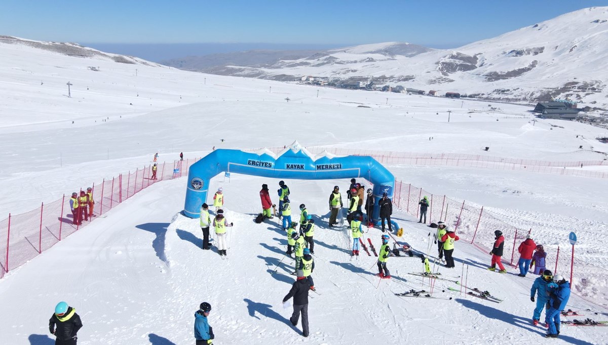 Erciyes'te diplomatik kayak ve snowboard yarışı