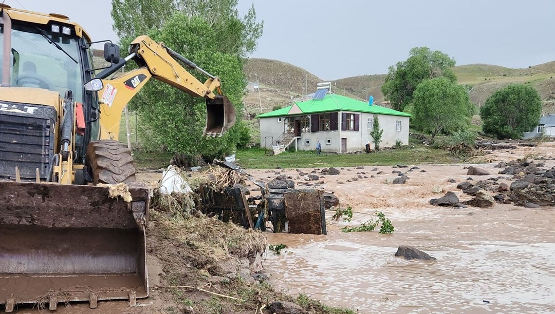 Karadeniz'i sel vurdu | Meteoroloji'den 17 il için uyarı üzerine uyarı: Sel, dolu ve heyelana dikkat!