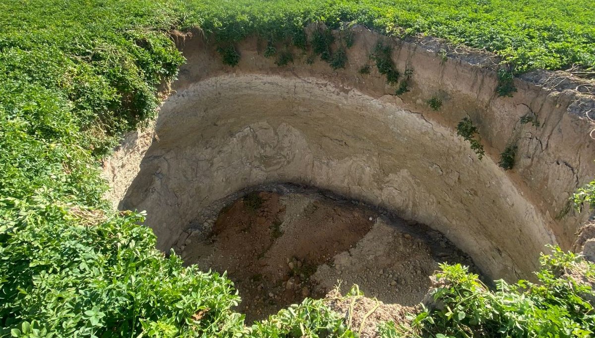 Konya'da 20 metre çapında, 15 metre derinliğinde obruk oluştu