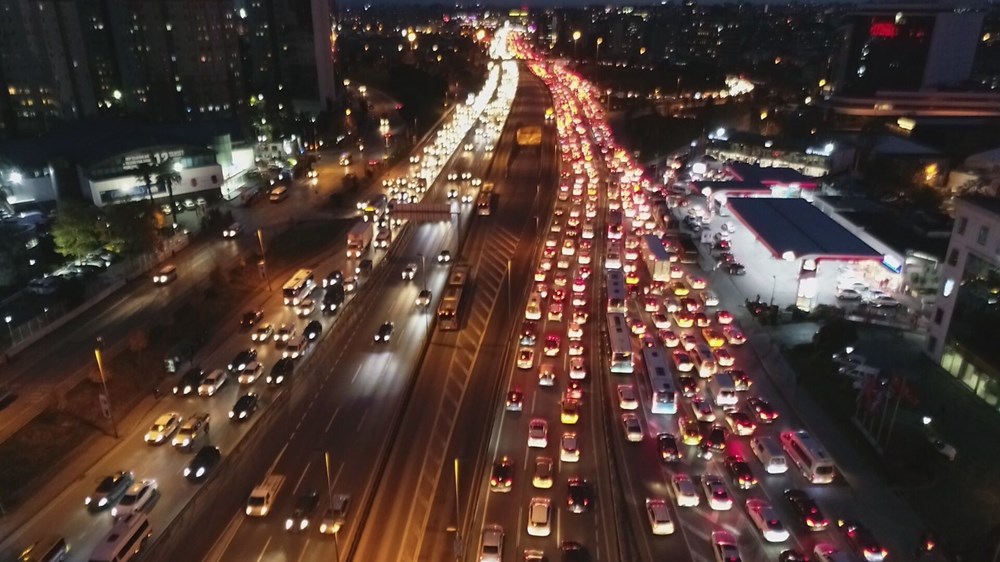 Hafta sonu kısıtlaması öncesi İstanbul trafiği kilit - 13