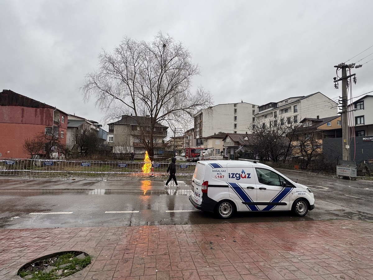 Bölgeye yaklaşık 500 metre mesafede 2 gün önce çıkan metan gazı ise yanmaya devam ediyor.