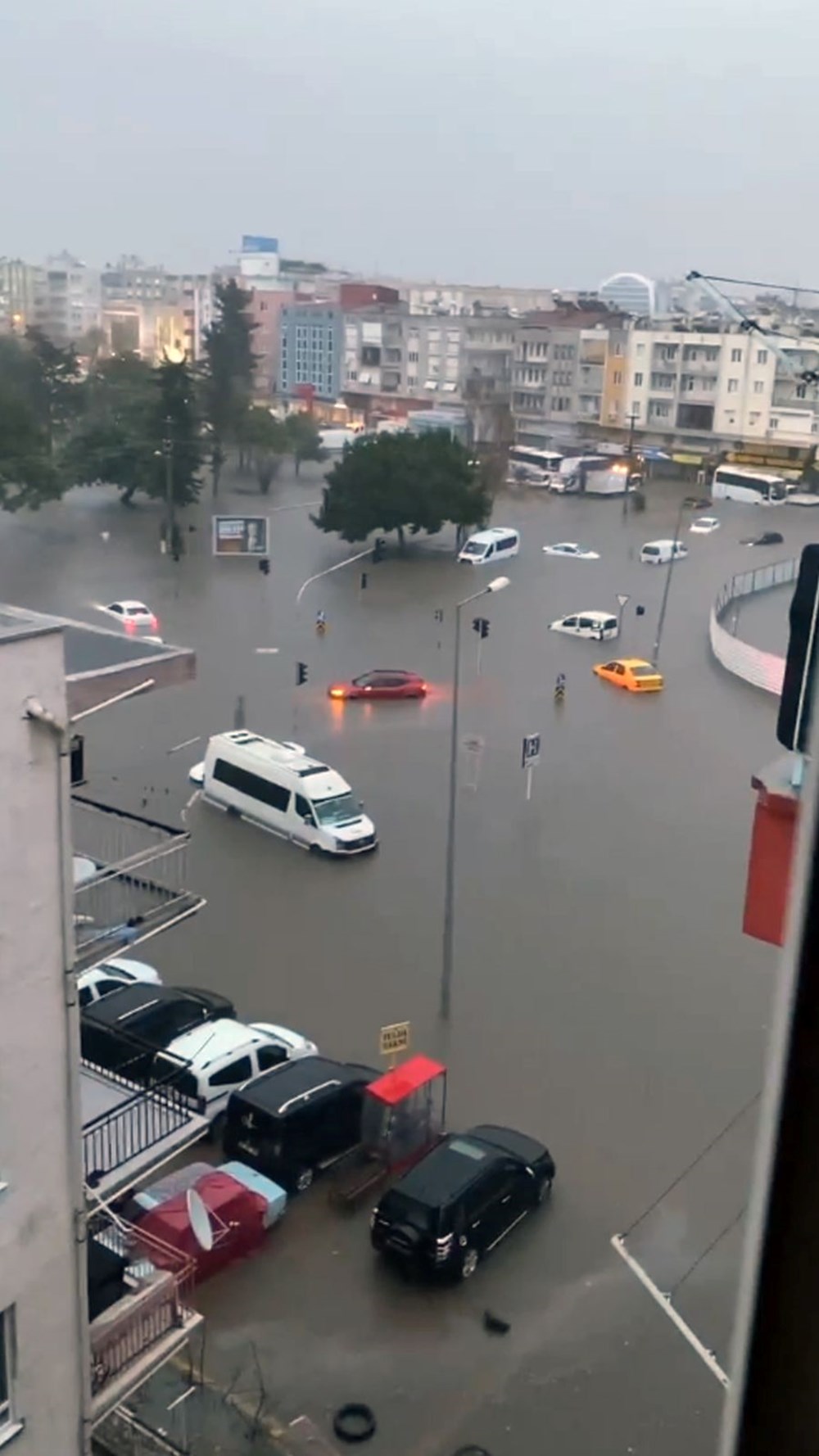 Antalya'da sel ve su baskını: 1 kişi yaşamını yitirdi, 6  ilçede eğitime ara verildi (4 şehir için turuncu kodlu uyarı) - 2