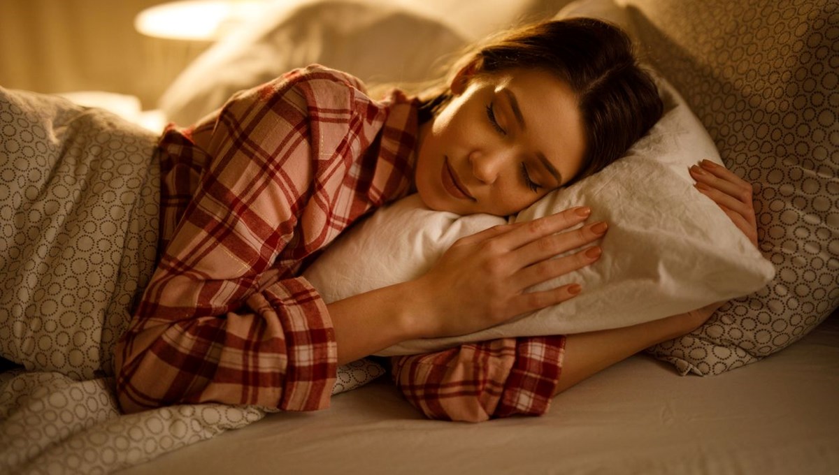 Dr. Mehmet Öz ısrarla tavsiye ediyor! Sabaha kadar deliksiz uykunun sırrı: Çarşafın altına bir tane koymak yetiyor