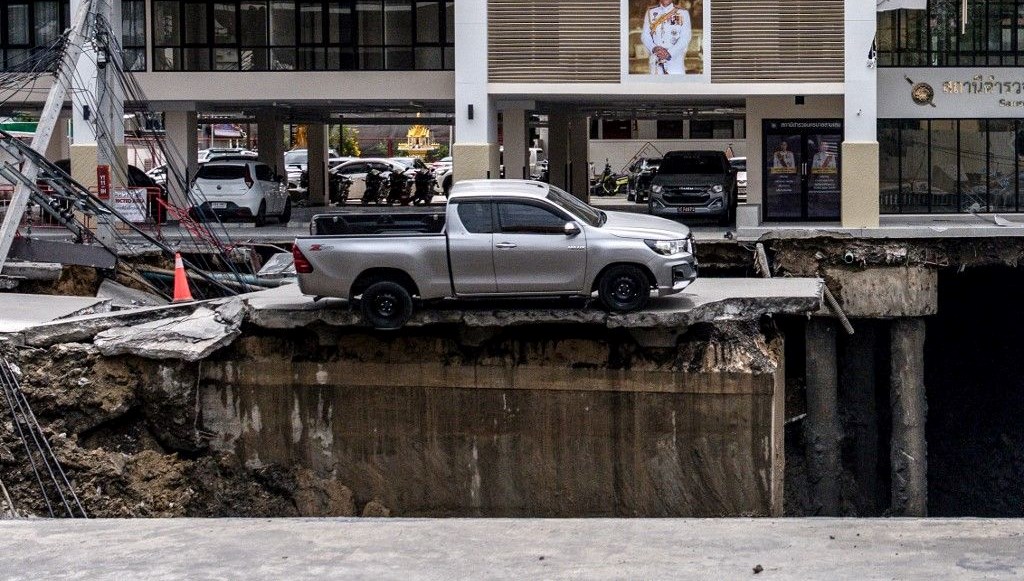 Tayland'da devasa çöküntü oluştu: Elektrik direkleri içine düştü