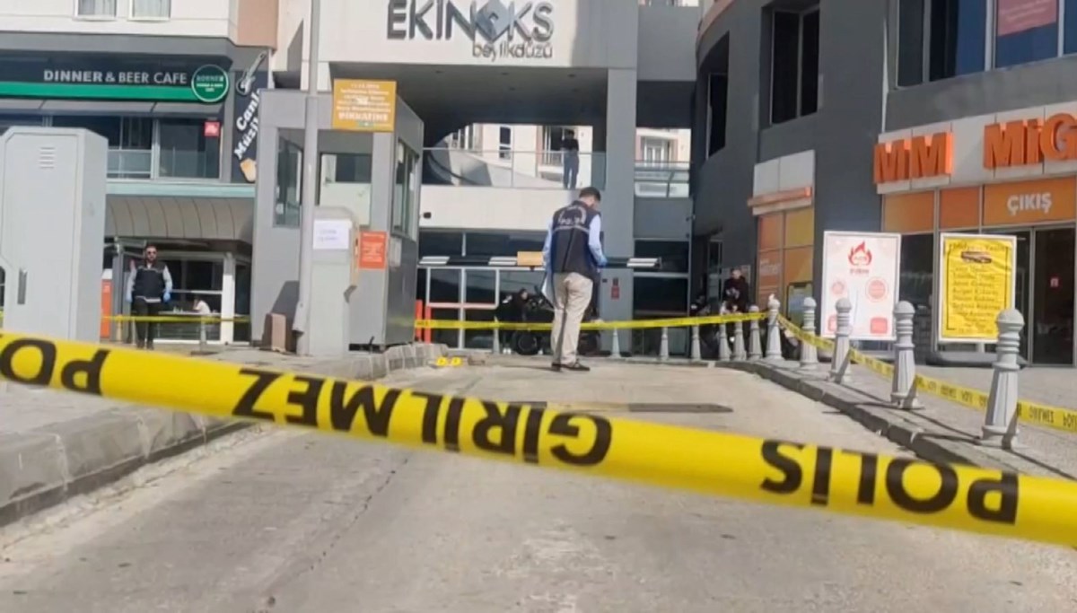 Otopark kapısının açılmamasına sinirlendi, havaya ateş açtı Otopark kapısının açılmamasına sinirlendi, havaya ateş açtı