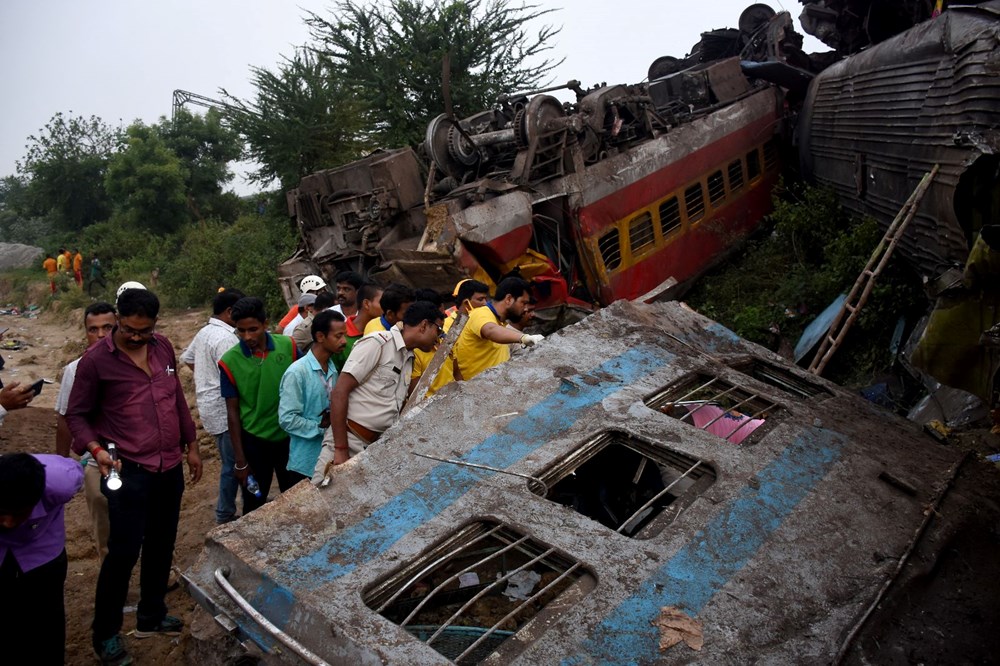 Hindistan'da 3 tren birbirine girdi: 233 ölü, 900'den fazla yaralı - 6