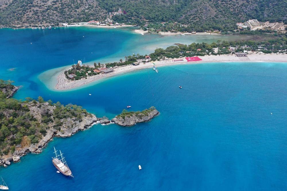 Fethiye’de 1000 metrekarelik Türk bayrağı açıldı