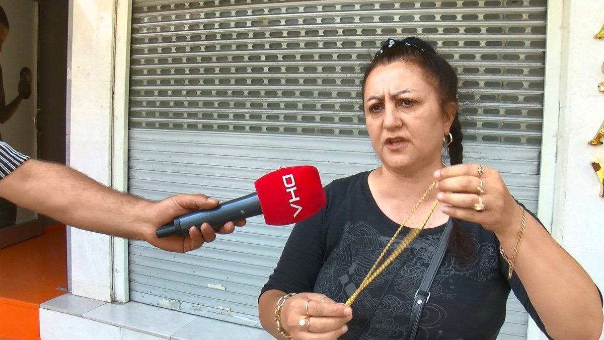 Aldığı altın zincirin sahte çıktığını söyleyen Semre Mutlu