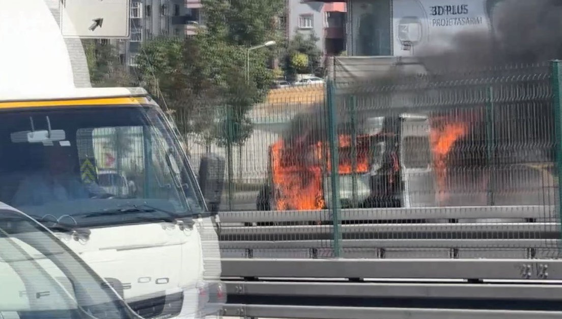 İstanbul'da korku dolu an: Alev alev yanarken E-5'te gitti!