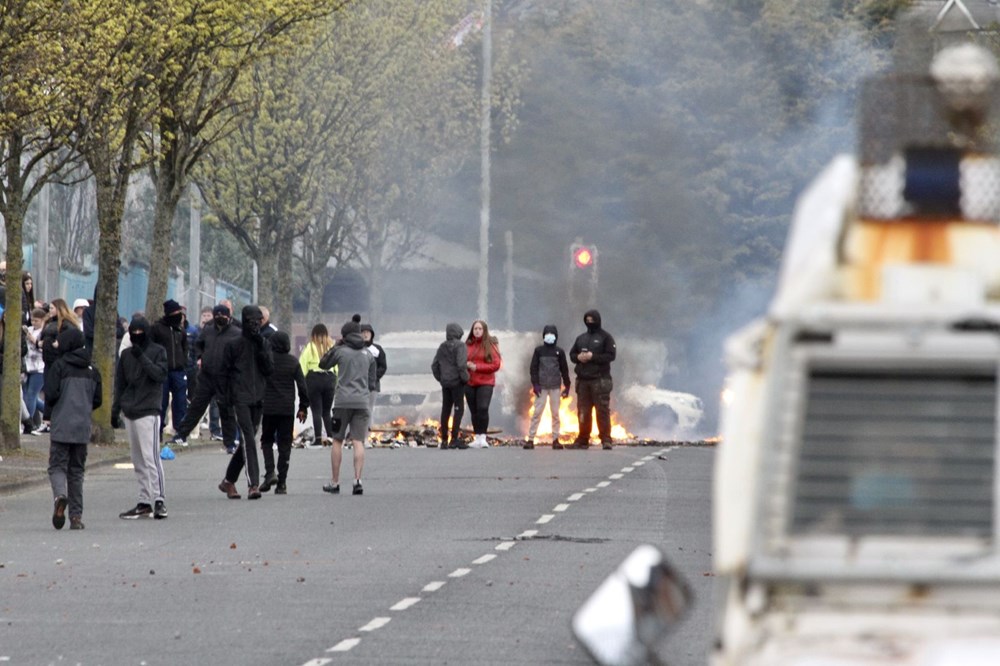 Kuzey İrlanda'daki şiddet olayları yeniden başladı - 12