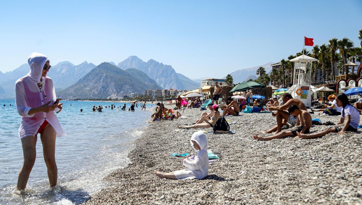 Antalya'da sahillerde 'sarı yaz' hareketliliği