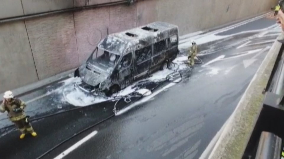 Taksim'de servis minibüsü alev alev yandı - 1