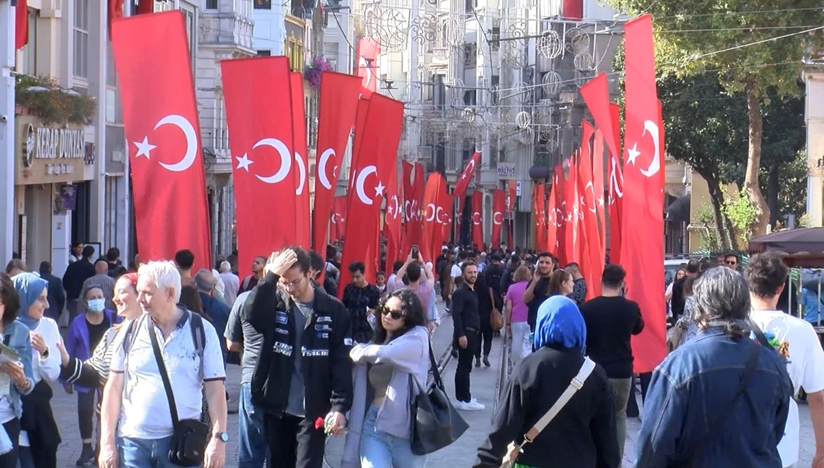 İstiklal Caddesi Türk bayraklarıyla donatıldı