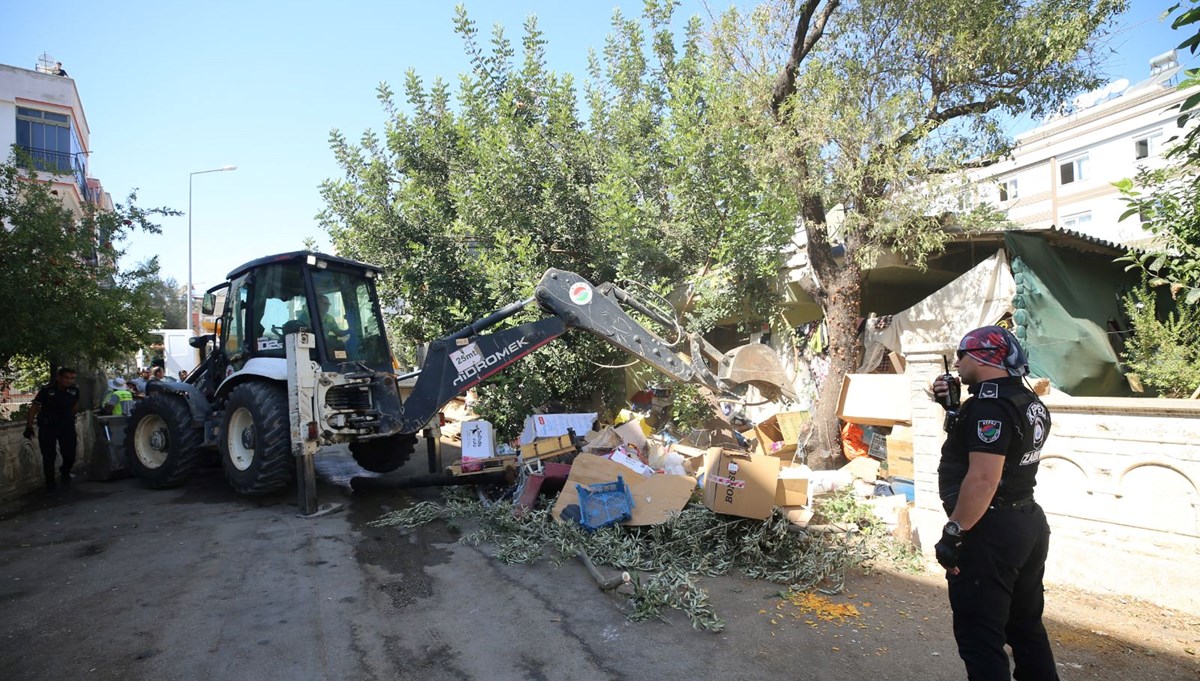 Yer: Antalya! 2 evden 8 kamyon çöp çıktı