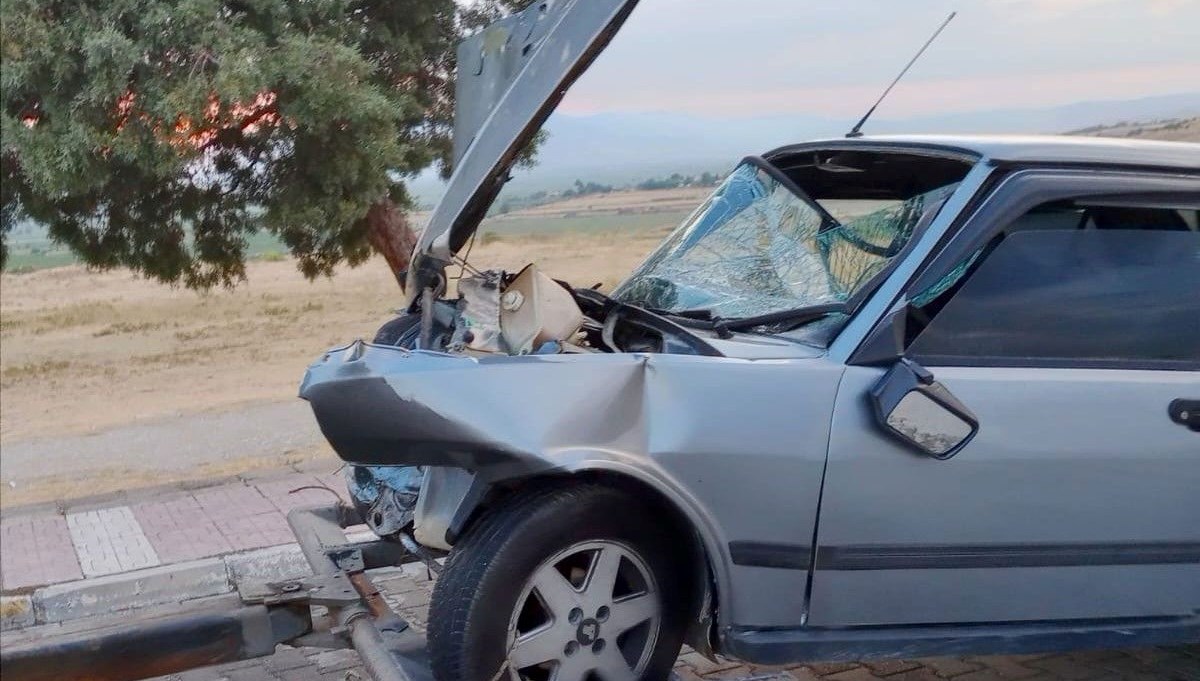 Denizli’de 2 araç kafa kafaya çarpıştı: 6 yaralı