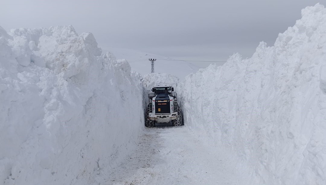 Yüksekova'da 5 metrelik karla mücadele