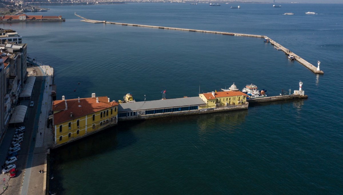 İzmir Körfezi'nde deniz suyu çekildi: Tarihi Pasaport İskelesi kullanıma kapatıldı