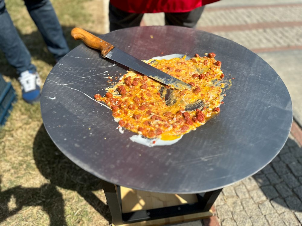 Adana'da 50 dereceyi aşan sıcaklıkta güneşte tost pişirdiler - 4