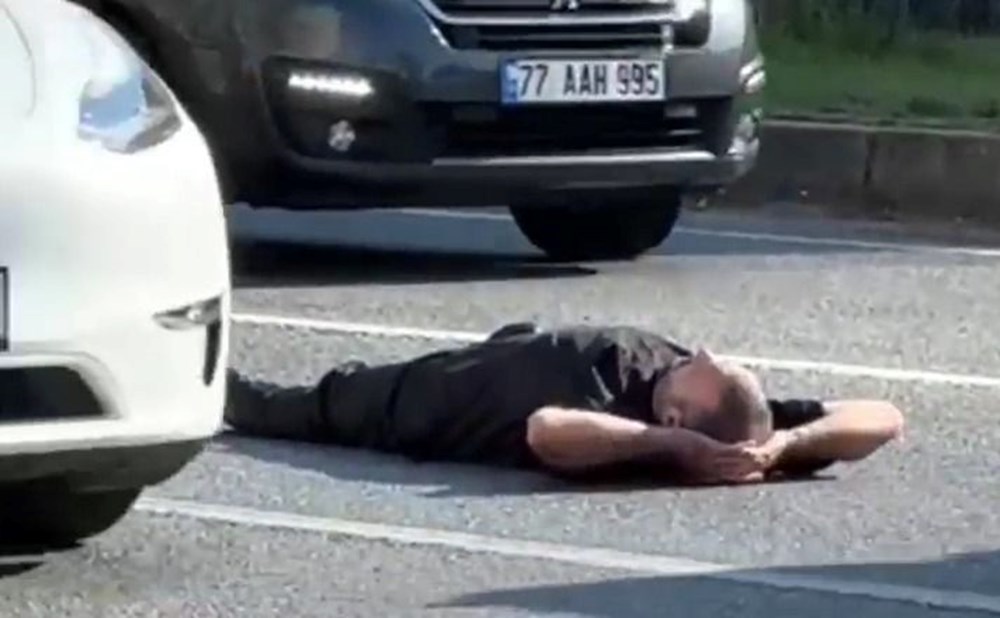 Yolun ortasına yattı, trafiği tehlikeye attı - 4