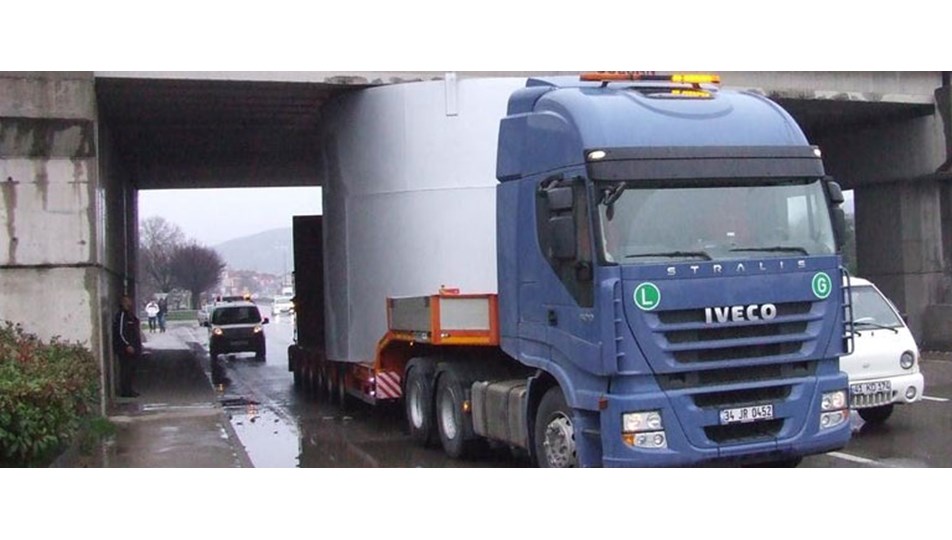 Kocaeli’de üst geçide sıkışan TIR trafiği aksattı