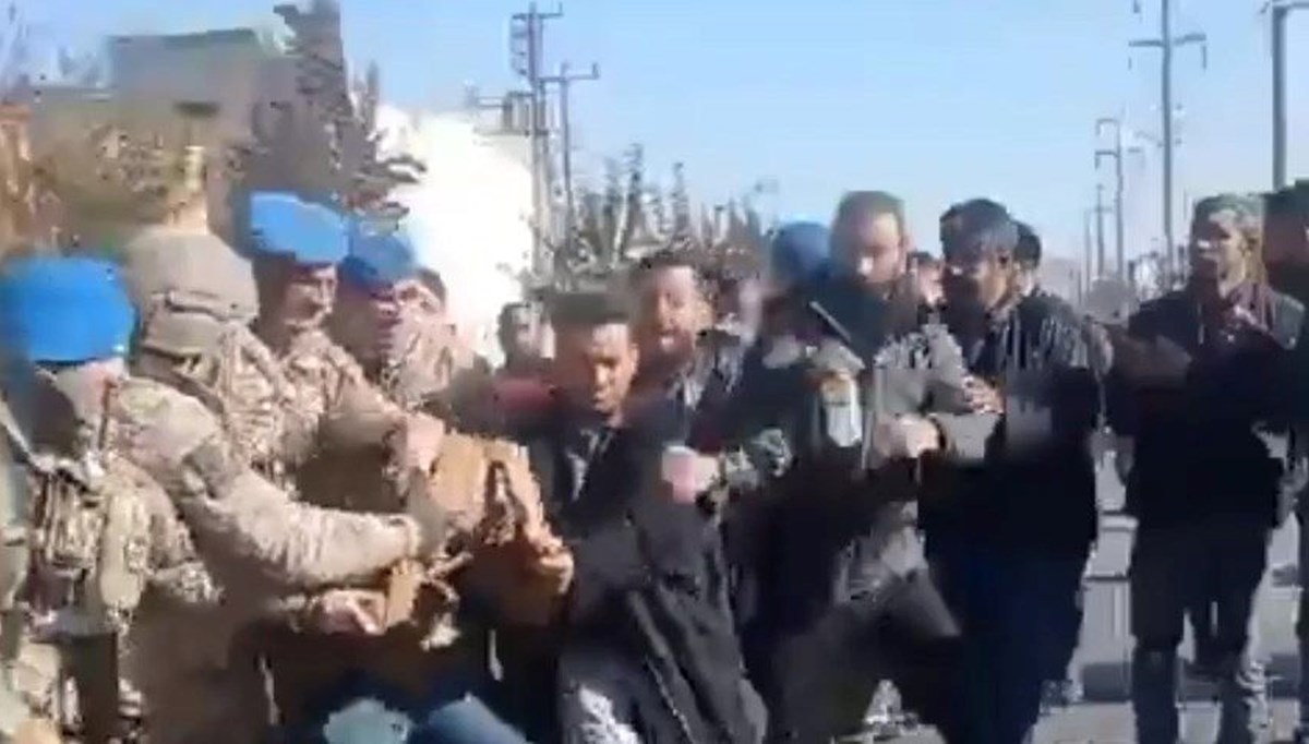 Şanlıurfa'da jandarma ile işçiler arasında gerginlik Şanlıurfa'da jandarma ile işçiler arasında gerginlik