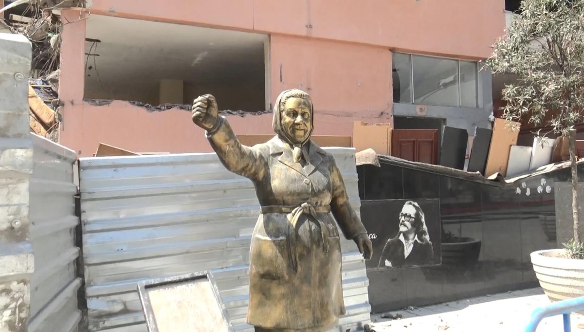 Adile Naşit heykelinin zilini çaldılar Adile Naşit heykelinin zilini çaldılar