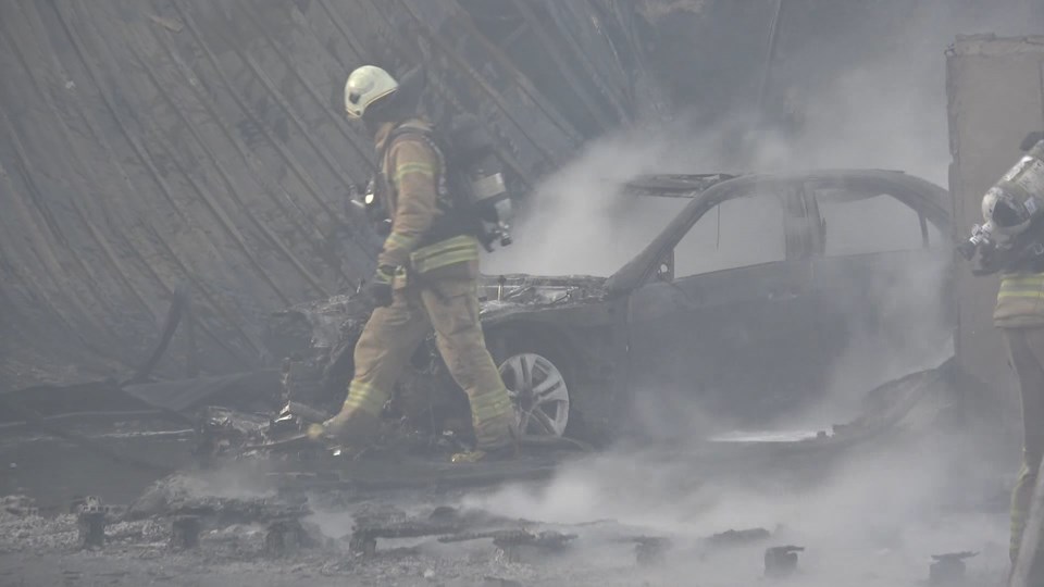 İstanbul Arnavutköy'de ayakkabı fabrikasında yangın: 3 araç küle döndü - 1