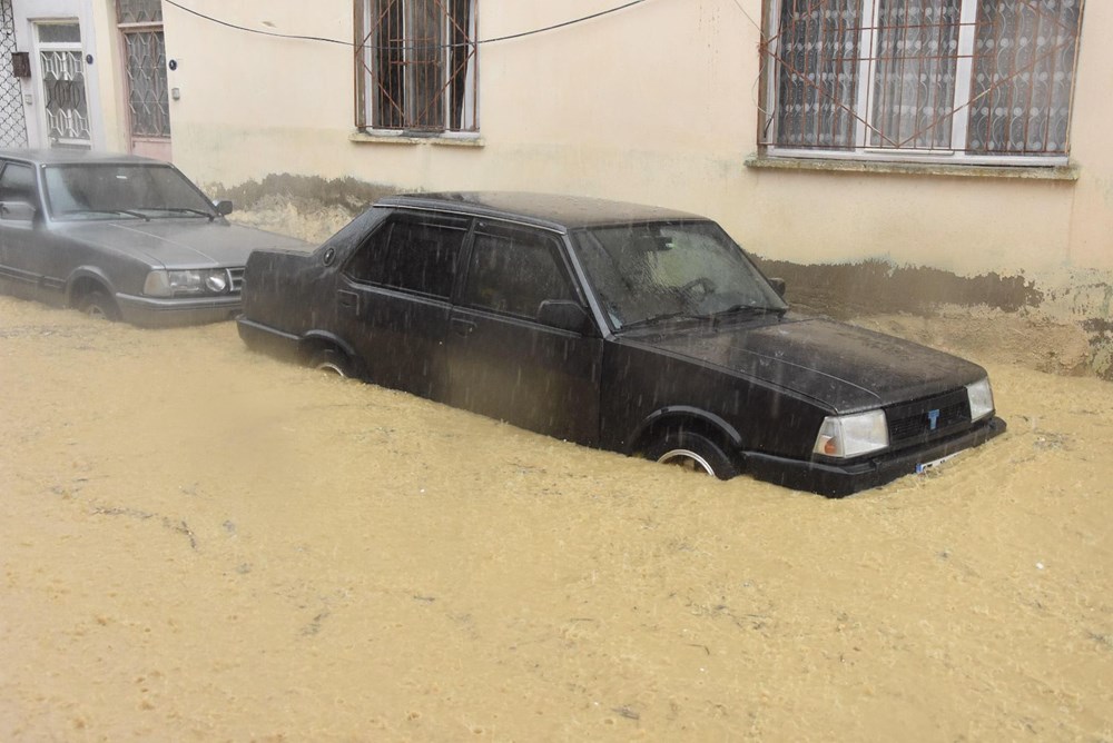 İzmir'de sağanak: Dereler taştı, evleri su bastı