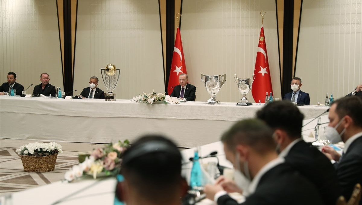 Cumhurbaşkanı Erdoğan, Beşiktaş yöneticilerini ve futbolcularını kabul etti