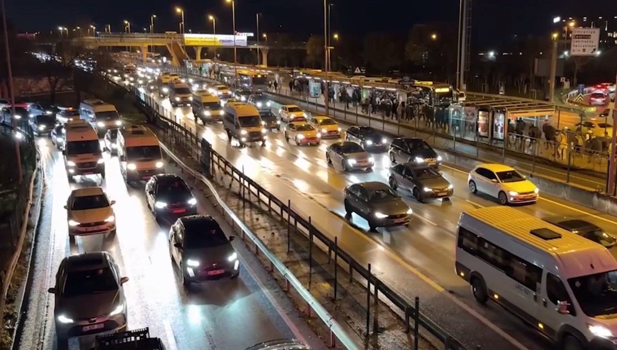 İstanbul trafiğinde pazartesi yoğunluğu