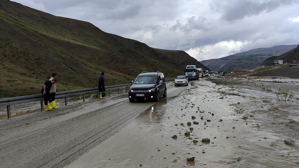 Karadeniz'i sel vurdu: Dereler taştı, yollar göle döndü, evleri su bastı - 37
