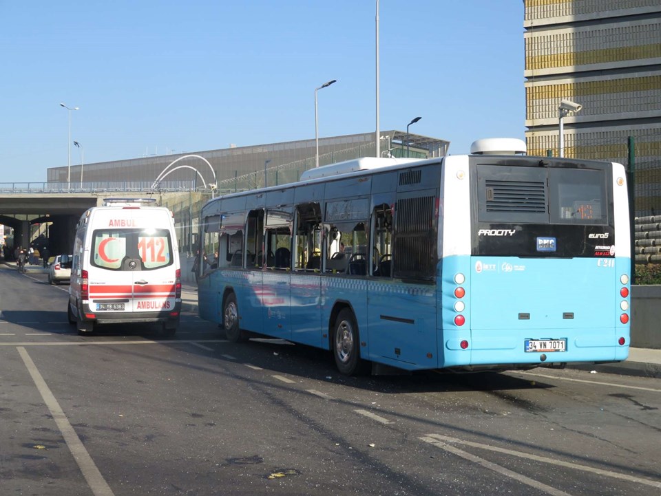 Üsküdar'da otobüs durakta bekleyenlere çarptı: 3  ölü - 2