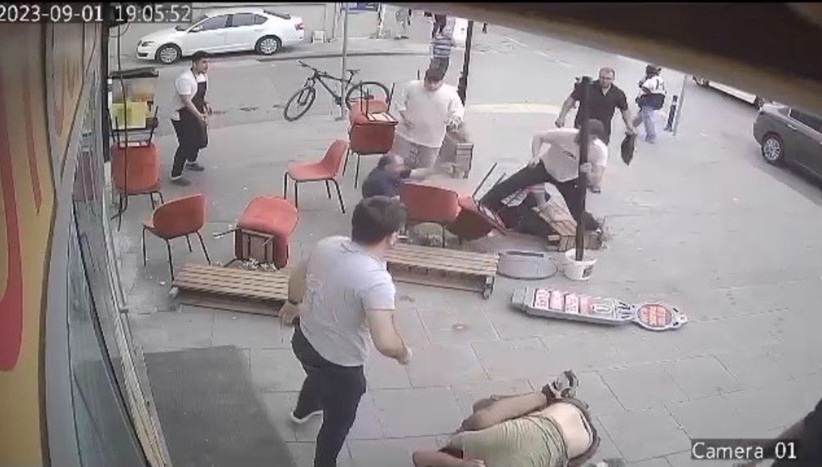 Cadde ortasında tekmeli, yumruklu kavga Cadde ortasında tekmeli, yumruklu kavga