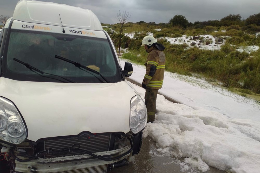 Dolunun etkili olduğu Çeşme'de plajlar beyaza büründü - 3