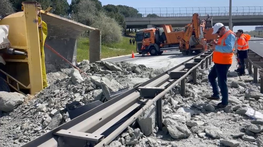 Büyükçekmece TEM Otoyolu'nda trafik kazası: Yol 3 saat kapalı kaldı, kilometrelerce kuyruk oluştu 74 CFCDSYLFs0 s Bddl2Do4w